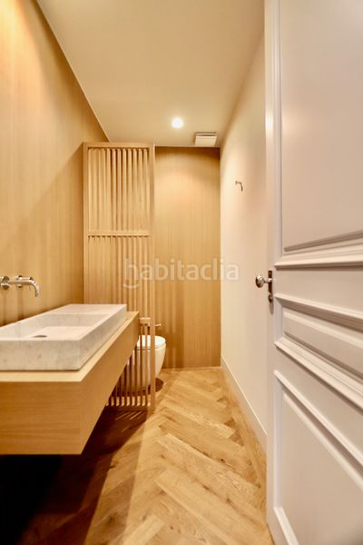 Foto a3ca6a50-1213-4dfb-8024-bf9a456c6d32. Pis amb xemeneia calefacció aparcament a Jerónimos Madrid