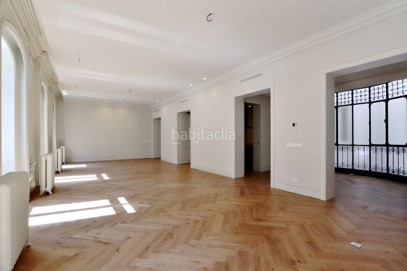 Foto aa4a9961-f837-4137-915d-8b0186c9daa8. Pis amb xemeneia calefacció aparcament a Jerónimos Madrid