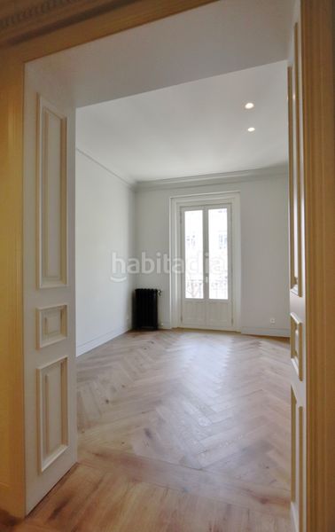Foto fdf95abb-3b02-421f-ac4f-04fa41e0a35c. Pis amb xemeneia calefacció aparcament a Jerónimos Madrid