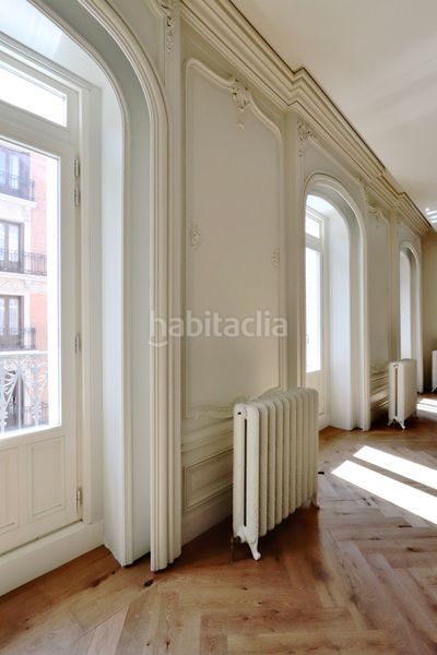 Foto 0d193bef-5476-4e62-938c-f7af81a84870. Pis amb xemeneia calefacció aparcament a Jerónimos Madrid