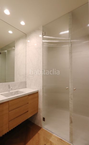 Foto f7bd081d-0e3d-4900-bccf-a6e1cadb24e8. Pis amb xemeneia calefacció aparcament a Jerónimos Madrid