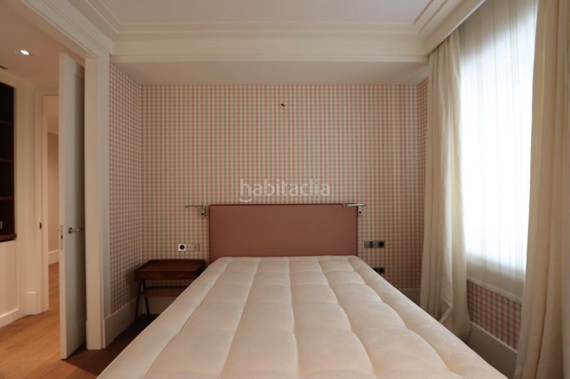 Foto ce6b5060-3a91-404f-bb4a-94857fb8adbf. Pis amb calefacció aparcament a Argüelles Madrid