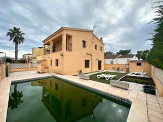 Casa a Requesens. Casa amplia con piscina y jardín