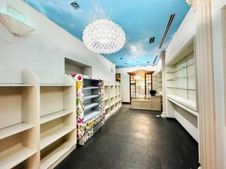Lloguer Local Comercial  Carrer nou. Local comercial amplio y bien situado en alquiler