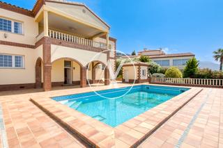 Xalet a Palau-saverdera. Villa con vistas a la bahía