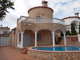 Casa a Carmençó. Preciosa casa en venta con piscina