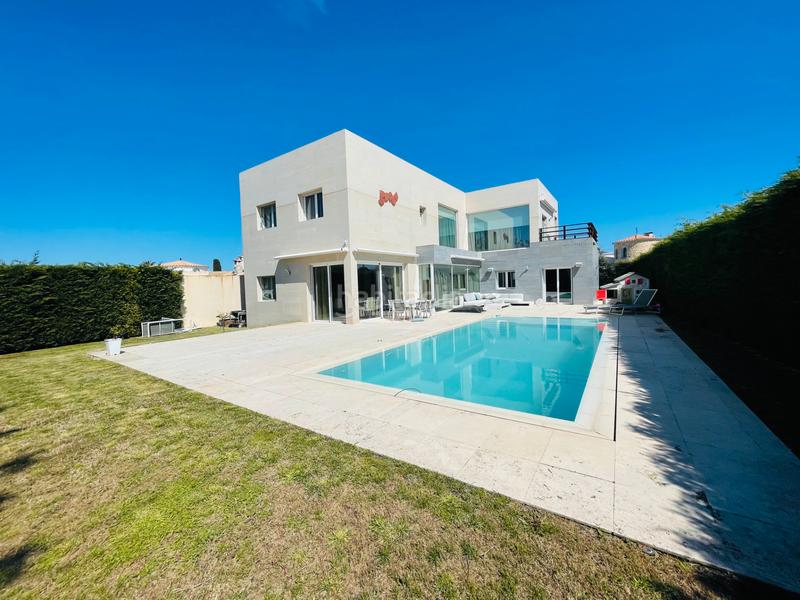 Foto efd25588-f53e-40f4-8467-418bc7476b8d. Chalet casa con piscina en venta en Alberes Empuriabrava