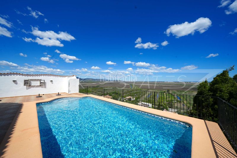 Foto b8e1ad71-4ef3-405a-b12d-116a48ed8981. Casa amb xemeneia piscina a Pego