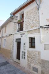 Casa adossada a Castell de Castells