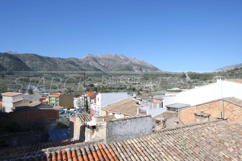Foto f0b5e9d3-e805-44b3-9d93-fe0b55528d3a. Casa adossada a Castell de Castells