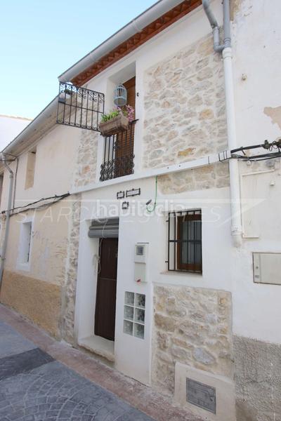 Foto f13fc06e-f985-4ebf-be3a-2bce57a7c52d. Casa adossada a Castell de Castells