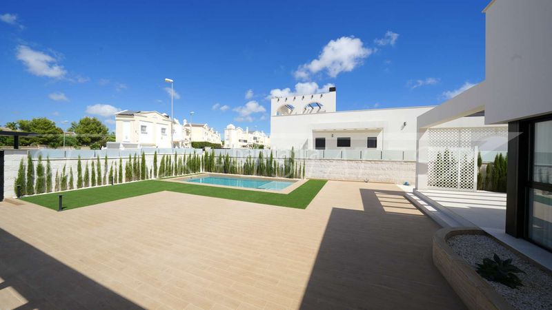 Foto 18c736a5-3e51-44b9-b565-b686959432f6. Casa amb piscina a Centro de la Ciudad Quesada Rojales