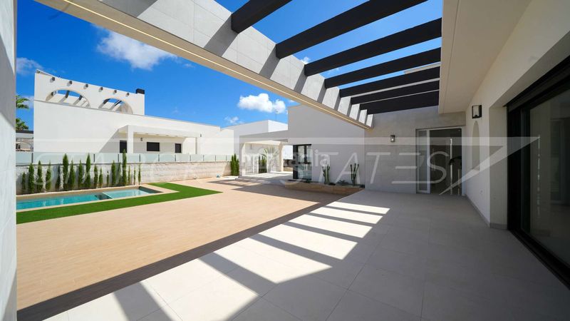 Foto cf0c5eb4-f88b-483f-b53e-20007c12bab1. Casa amb piscina a Centro de la Ciudad Quesada Rojales