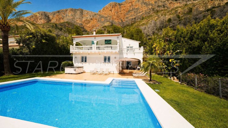 Foto a806814b-23ca-4dee-945f-c670178c3786. Casa amb xemeneia piscina a Centro Ciudad Xàbia