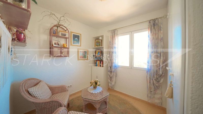 Foto fefee8ae-da46-44ae-b335-cca5eab29672. Casa con piscina in Poblets (els)