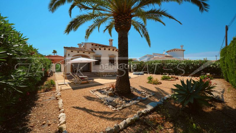 Foto b390fd18-f604-40e2-9039-0d2d2da8333a. Casa amb xemeneia a Poblets (els)