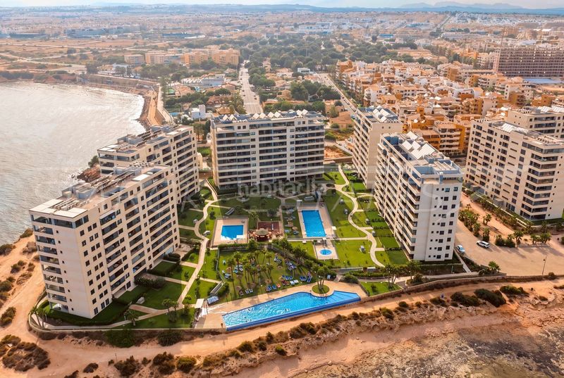 Foto c42141f7-02e7-4760-9338-3b9faed14649. Apartament amb piscina a Punta Prima Orihuela