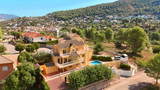 Casale in Gata de Gorgos. Orba  amplia villa de cuatro plantas con vistas a la montaña, pi