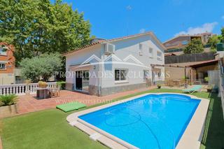 Chalet in Carrer llus folch i torres 20. Casa a 4 vientos con piscina cerca del centro