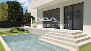 Chalet en Carrer de pau civil i costa 4. Casa de diseño a cuatro vientos con piscina