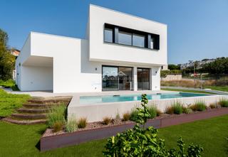 Chalet in Carrer d'ernest lluch 1. Exclusiva villa de obra nueva con piscina en teià