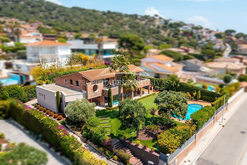 Foto 8ca2f8cf-7851-47eb-af38-45811e454662. Chalet dans carrer ramon llull 29 dans Teià