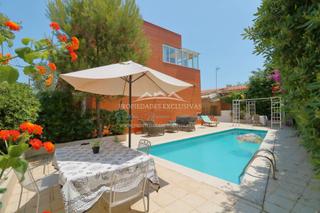 Doppelhaus in Centre. Exclusiva casa a 3 vientos con piscina en el centro de masnou