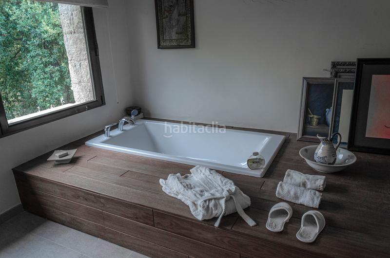 Foto c7e898a1-67cc-4376-9859-09020f244fff. Masia amb xemeneia piscina a Adrada (La)