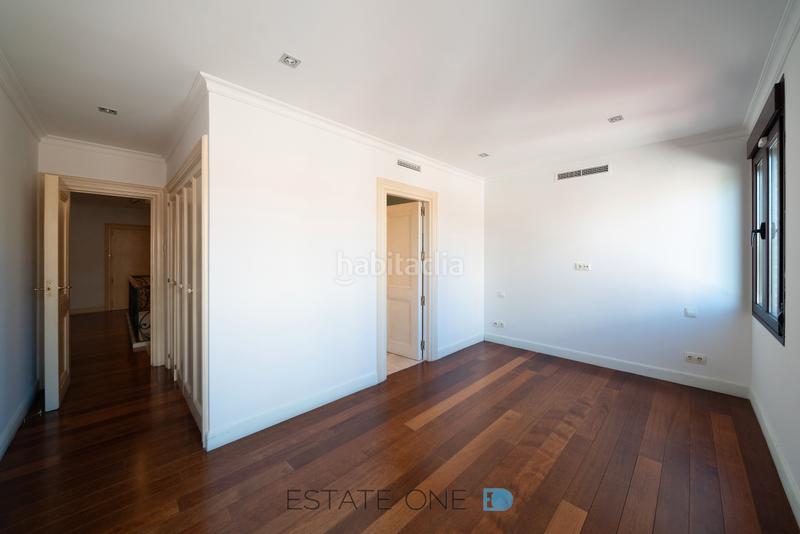 Foto 9a7bbd1d-c92d-4307-95e2-75f8adb37988. Rent penthouse with heating parking in Nueva España Madrid