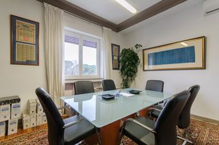 Rent Office space in Paseo del pintor rosales 66