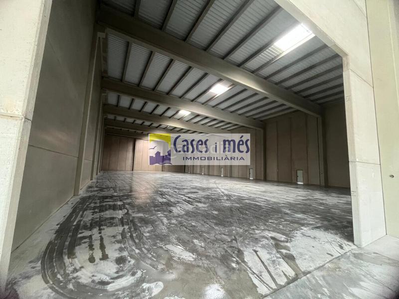 Foto 16c0f44f-05e7-4e48-a3e9-9e01d1078c61. Nau industrial a Museros