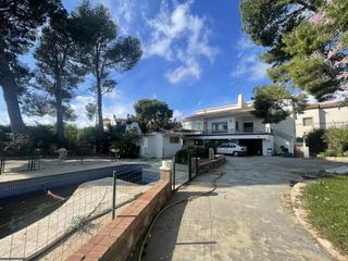 Haus  Carrer rovell. Amplio chalet con piscina en gran parcela.