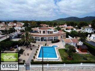 House in Les Tres Cales. Espacioso chalet con gran parcela en les 3 cales