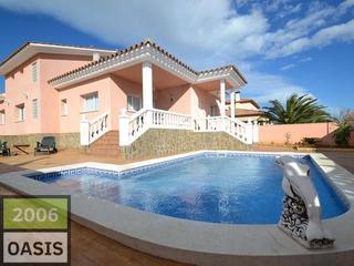 House in Centre. Exclusiva casa individual en parcela de 512 m con piscina y lice