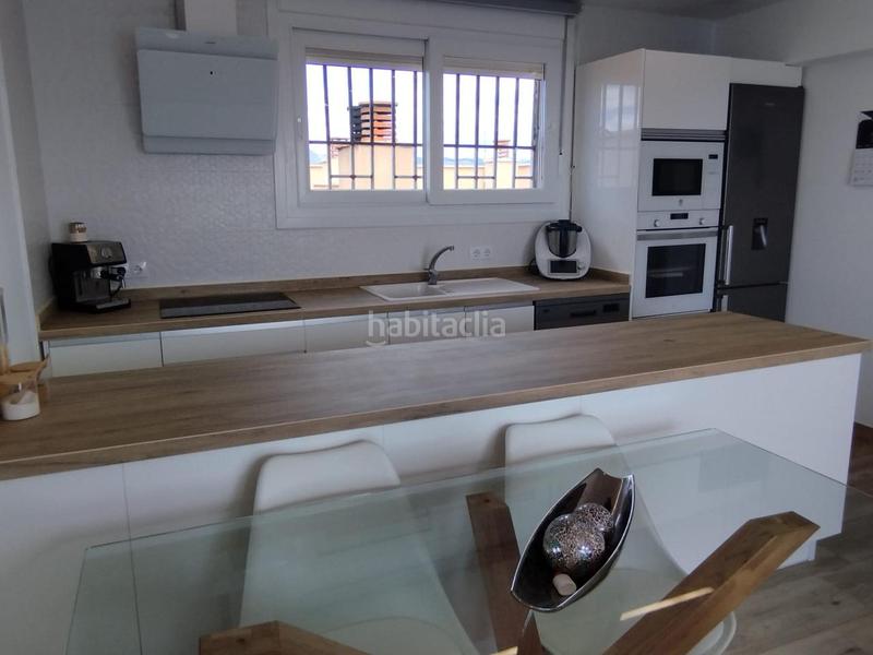 Foto 38361055-e385-4b76-bd95-cce9b5390763. Ático atico primera linea con licencia turística en miami playa en Miami Platja