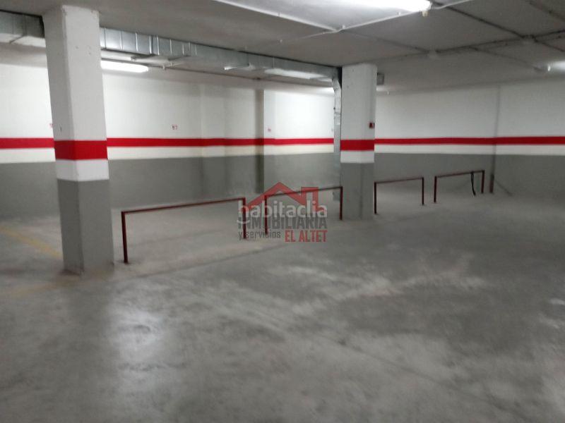 Foto a891f1b7-6c19-4f9e-bff8-34c5bfda75f0. Alquiler parking coche en carrer armada espa?ola 33 en Elche / Elx