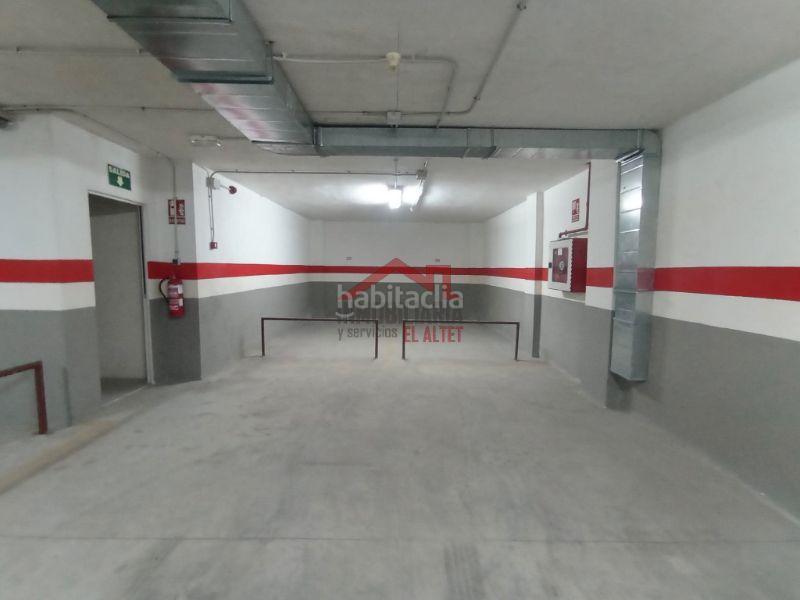 Foto b2adb818-a61e-460b-b42f-6a482d0ea615. Alquiler parking coche en carrer armada espa?ola 33 en Elche / Elx