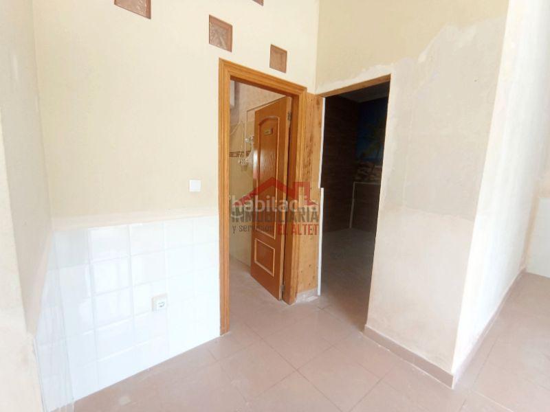 Foto f5b3d55f-82af-45fd-b220-faea2a58a527. Alquiler local comercial en calle grumete 7 en El Altet Elche / Elx