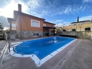 Casa en Villa del Prado. Espectacular chalet con 720 mtrs de parcela con piscina