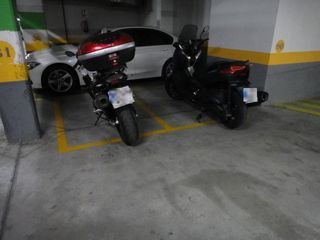 Motorradparkplatz in Calle de Adriano de Utrecht 5