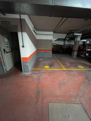 Motorradparkplatz in Calle Alcalá 600