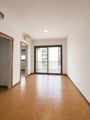 Pis  Carrer de galileu. Piso con terraza y gran potencial en el coraz�n de sants � barce