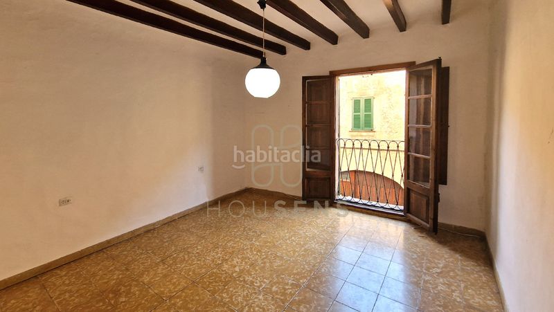 Foto 3edfdaec-b078-4b29-9e2d-83373e088279. Casa adossada amb xemeneia a Pollença poble Pollença