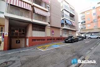 Autoparkplatz in Carrer migdia 1. "garaje muy amplio en zona colegios de santa pola, ideal para fa