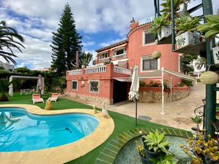 Casa en Cometa-Carrió. Casa independiente con piscina privada en acceso a una playa pri