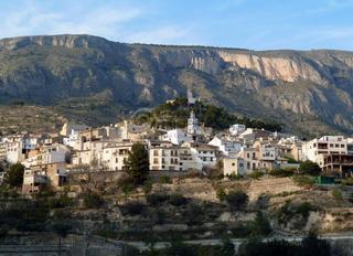 Casa a Sella. Impresionante casa de pueblo en sella con amplias dimensiones y