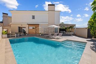 Chalet en Escandinavia-Cautivador. Villa moderna con piscina, elegancia y comodidad en cada rincn