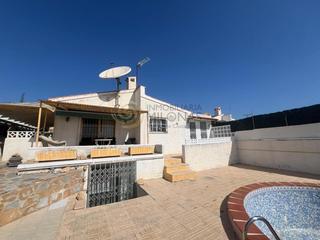 Casa en Urbanizaciones. Inversión estratégica en benidorm chalet independiente con vista