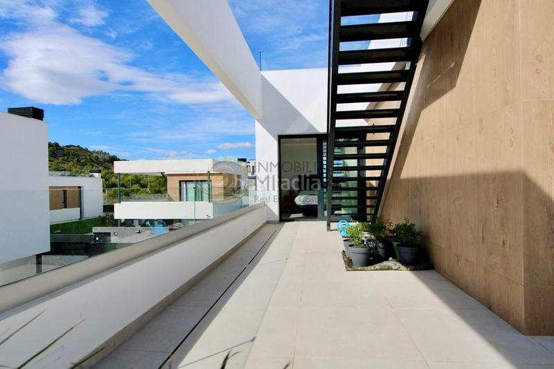 Foto 0c6f48ec-6865-467b-afef-d3a0e87bed69. Xalet amb calefacció aparcament piscina a balcón de Finestrat-terra marina Finestrat