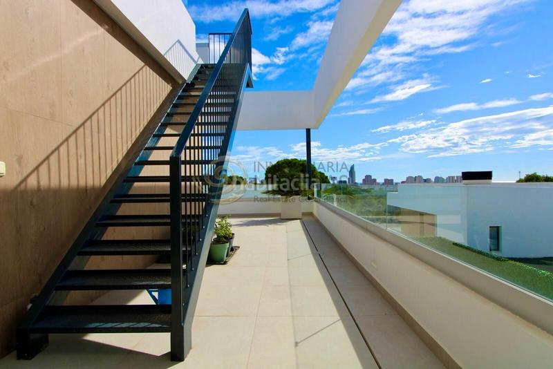 Foto 164f3f5e-b443-4505-b8c9-f13cd78c4540. Xalet amb calefacció aparcament piscina a balcón de Finestrat-terra marina Finestrat